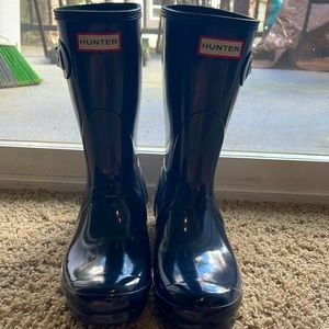Hunters Women’s Original Short Gloss Rain Boot. Size 8 gloss navy blue color.
